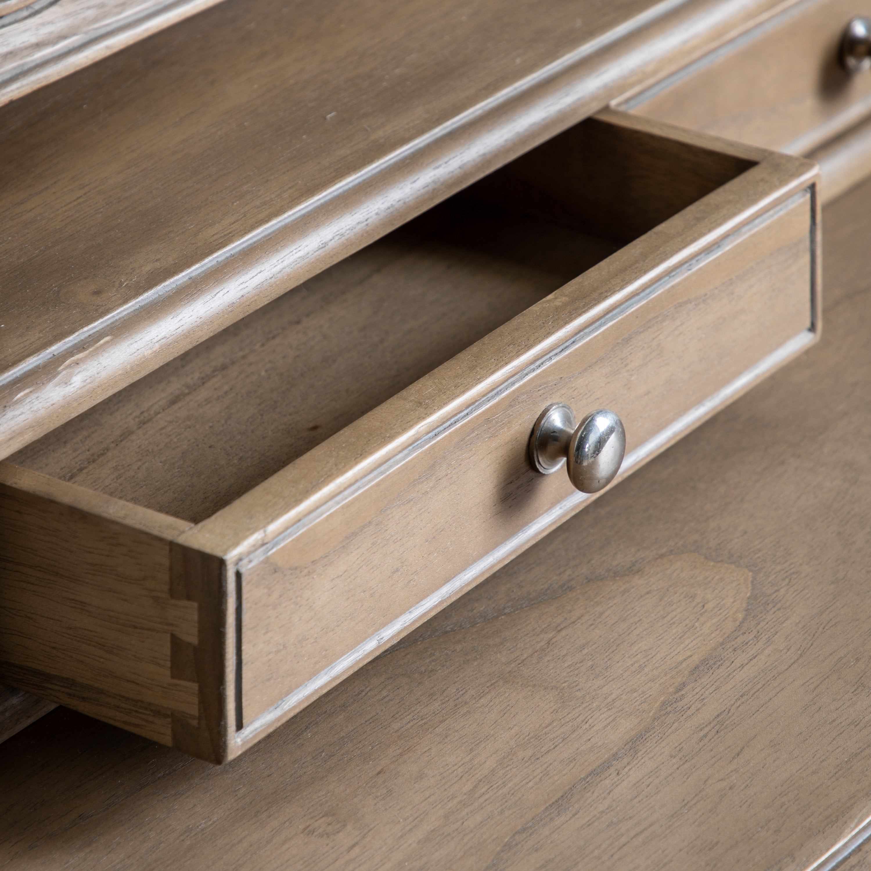 Trim Dressing Table Weathered