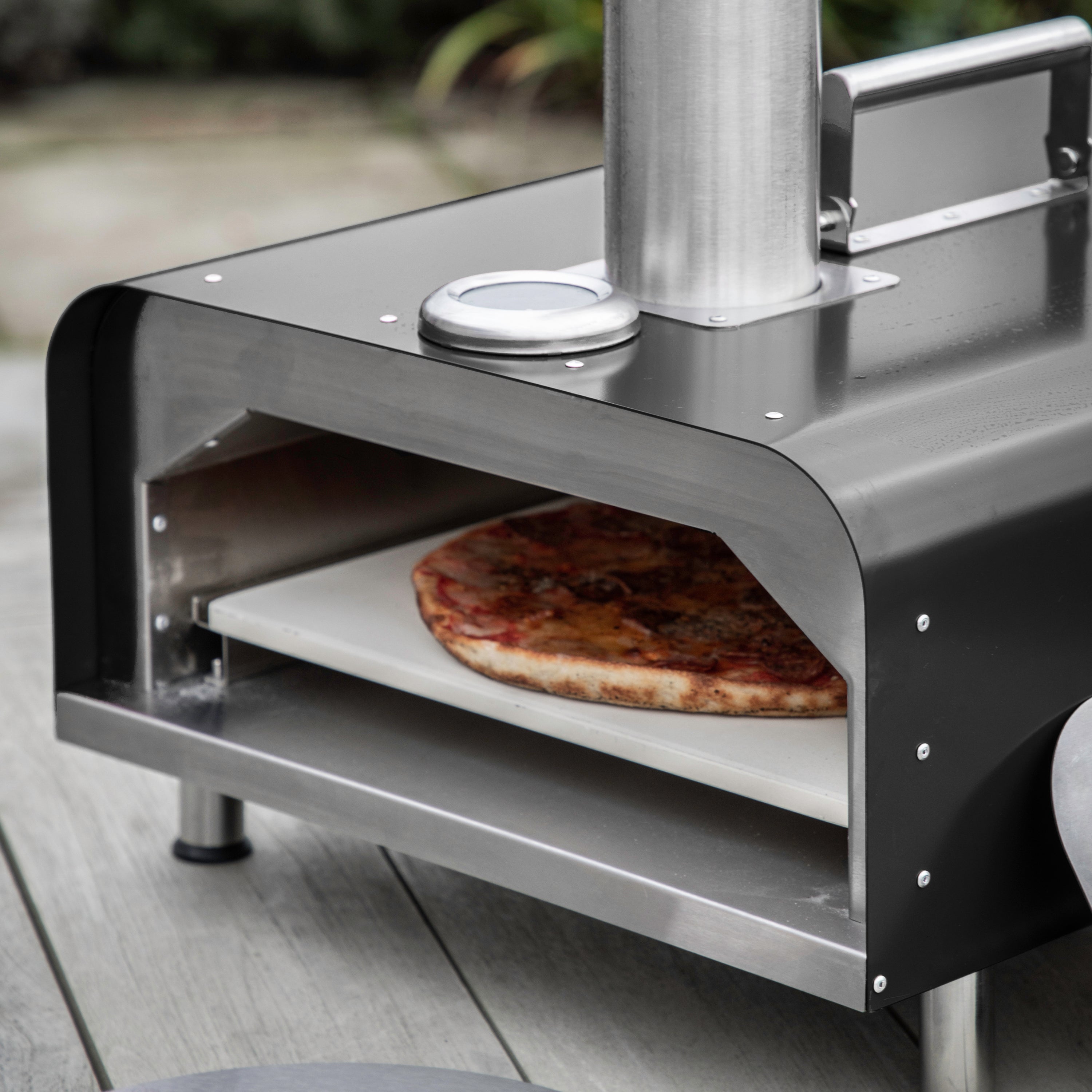 Black Pellet Pizza Oven